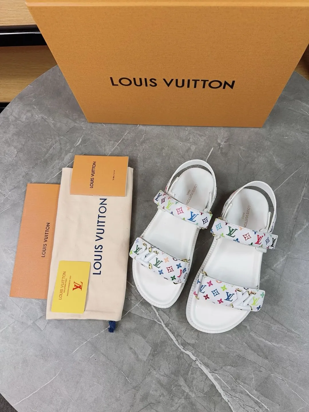 👟👟Ex-factory price 460👟👟 🌈LV | Louis Vuitton 🧡💚2025 spring and summer new style top version‼ ️The original version is the same. The counter focuses on the latest new beach shoes. Hard goods are new🆕 ❥Purchase level! Full of high-end feel! A popular model among bloggers at home and abroad, it’s retro and fashionable and looks amazing on your feet! Mainly recommended model on the official website★ ━━━━━ ЅᏇєєt ━━━━━ ▪️Upper: original customized leather ▪️Inner lining: cow lining ▪️Outsole: rubber PU combination high-end outsole ▪️Shoe size: 35-45 (35-45 customized